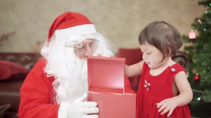 可爱的宝宝和圣诞老人一起玩，圣诞节或新年