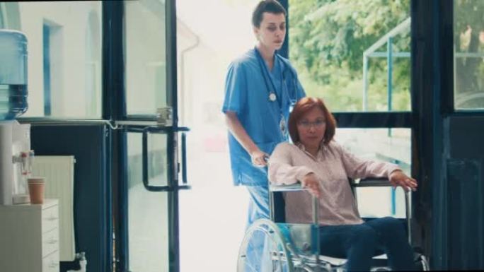 医疗助理带女性轮椅使用者赴约