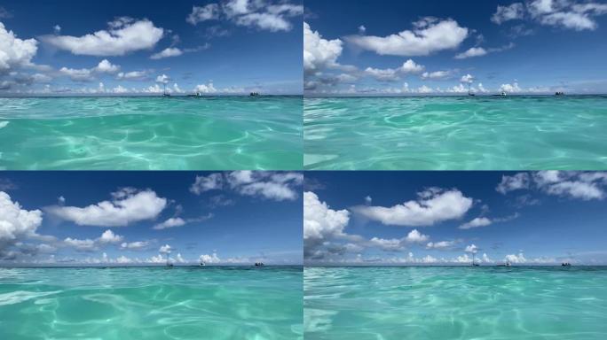 湛蓝的印度洋水逆天。娱乐和旅游概念。水平视频