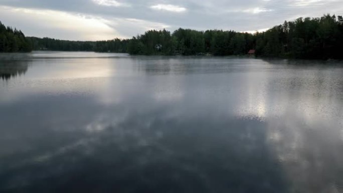 早晨日落，湖上有薄雾