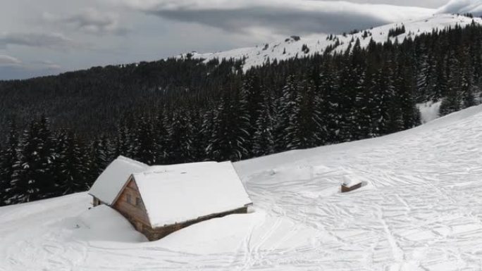 雪山有木屋的梦幻冬季景观。圣诞假期概念