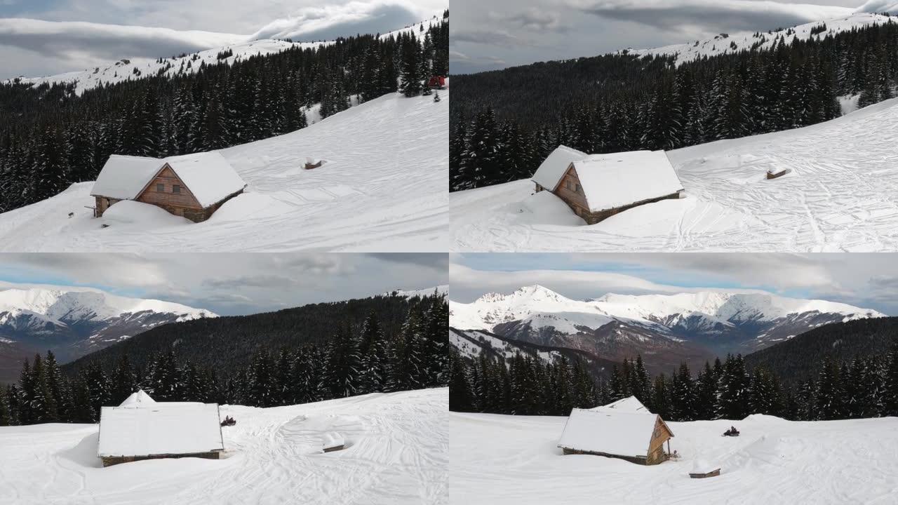 雪山有木屋的梦幻冬季景观。圣诞假期概念