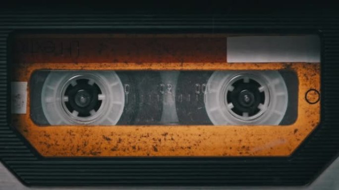 老式黄色录音带在旧录音机的甲板上旋转