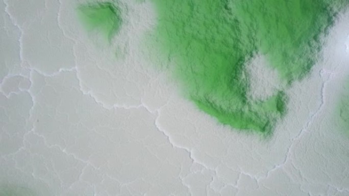 中国茫崖市盐湖的空中缩小视图