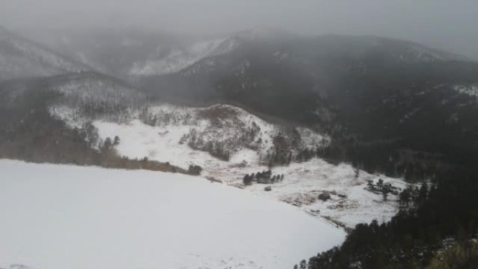 暴风雪吹过一个偏远的西伯利亚村庄。山区的恶劣天气