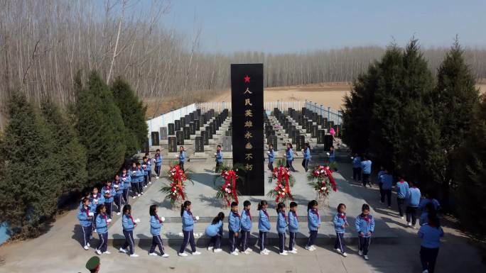 小学生清明扫墓