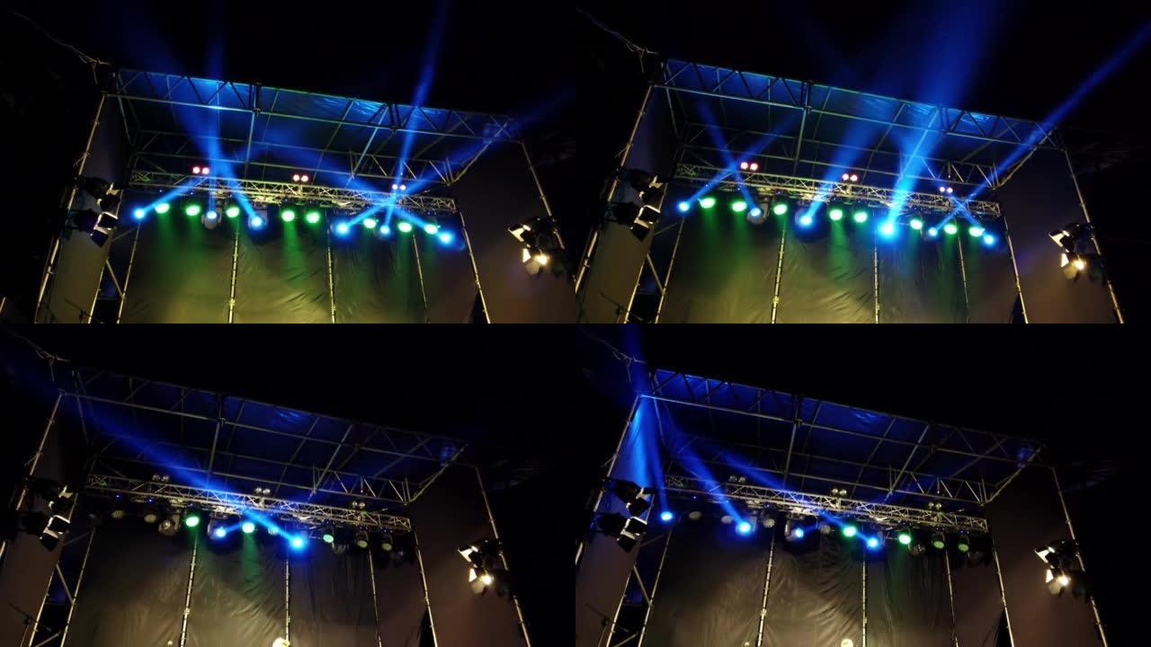 音乐会上照明设备的操作。