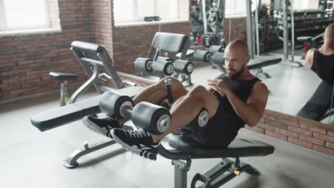 一名男子在健身房锻炼运动模拟器，改善身体。