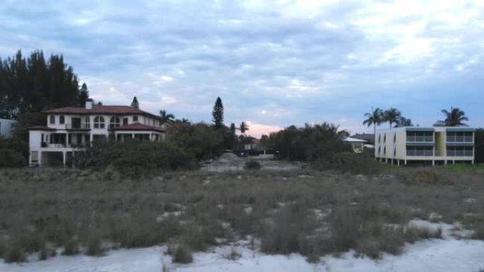 白天佛罗里达海滩的无人机景观