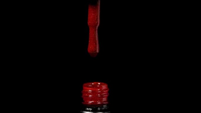 红色凝胶指甲油从刷子滴入管子。修指甲封面