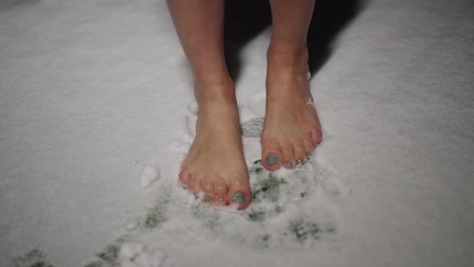 赤脚女子站在雪地里冻得瑟瑟发抖