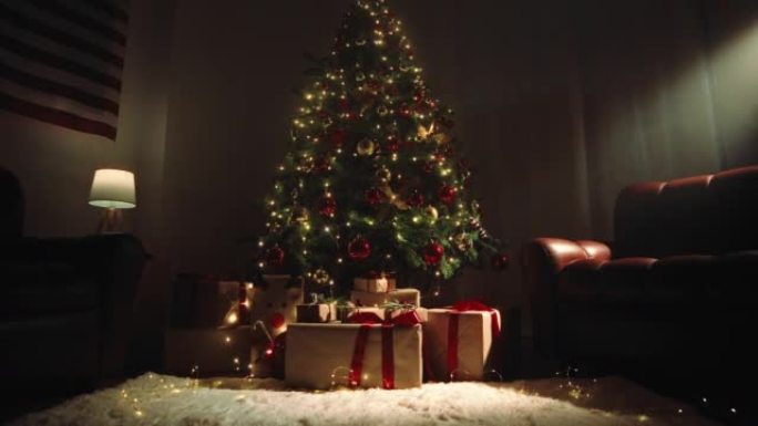 带有沙发和礼品盒的老式房屋中的圣诞树