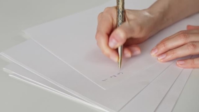 用笔在白纸纸上写一个编号的待办事项清单