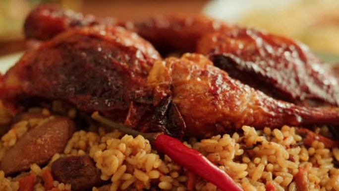 Kabsa特写，米饭和肉类菜肴，沙特阿拉伯民族传统食品。穆斯林家庭晚餐，斋月，开斋。阿拉伯美食。宗教