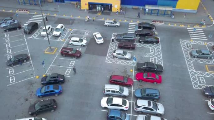 超市附近有人和标记的停车场的空中无人机视频