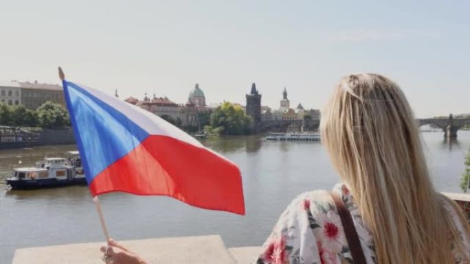 年轻女子热爱这座城市，她举着捷克国旗