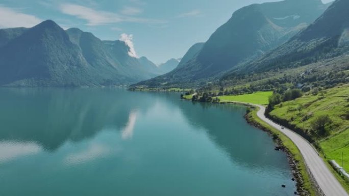 挪威绿松石湖附近道路上汽车的鸟瞰图