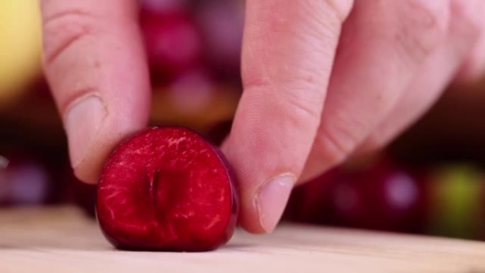 桌子上切了红色的成熟樱桃