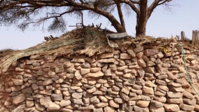 摩洛哥Erg Chigaga撒哈拉沙漠中的太阳能电池板。太阳能为游牧民族从井里取水。4k镜头。