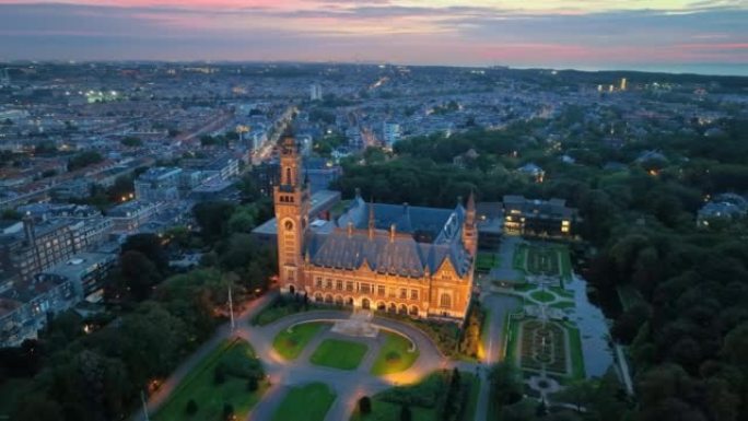 空中城市夜景照明著名的和平宫。航拍的海牙城市景观。荷兰