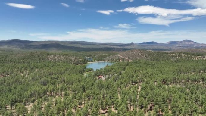 亚利桑那州金水湖旁的森林上空的无人机镜头