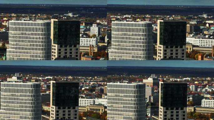 空中滑梯和平底锅放大了市区现代建筑顶部的镜头。背景中的住宅城镇发展。德国柏林夏洛滕堡街区