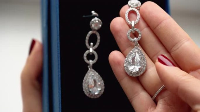 女人玩银宝石钻石的手，特写