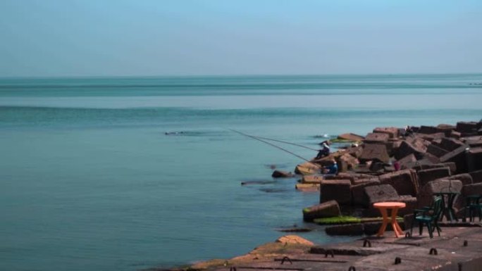 在埃及亚历山大港，渔民在岸上钓鱼打猎的风景镜头