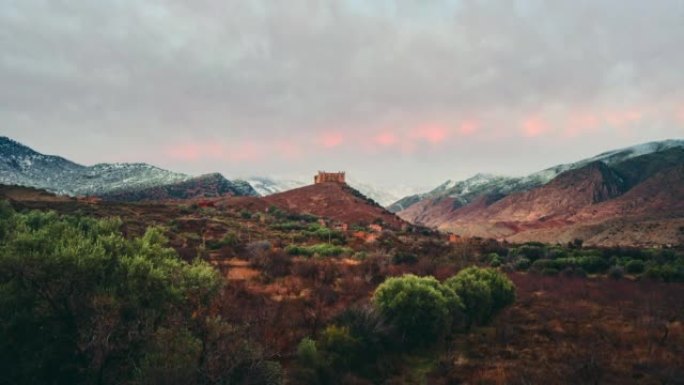 阿特拉斯山脉的神秘城堡。摩洛哥北非的山谷，冬天在干燥的沙漠中，山顶上有雪，山峰上有云。马拉喀什附近的