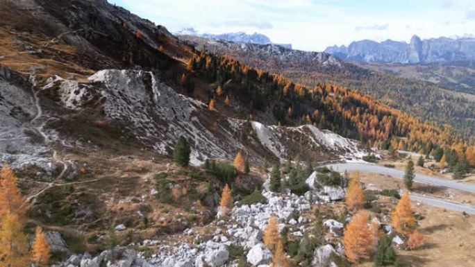 多洛米蒂山脉的瓦尔帕罗拉山口 (Valparolapass，Passo di Valparola) 