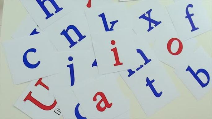 用字母学习的英语卡片。选择性聚焦。白色。