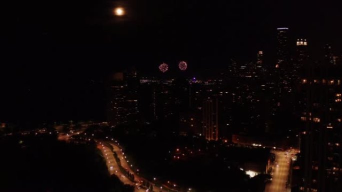月光下放烟花的市区鸟瞰图