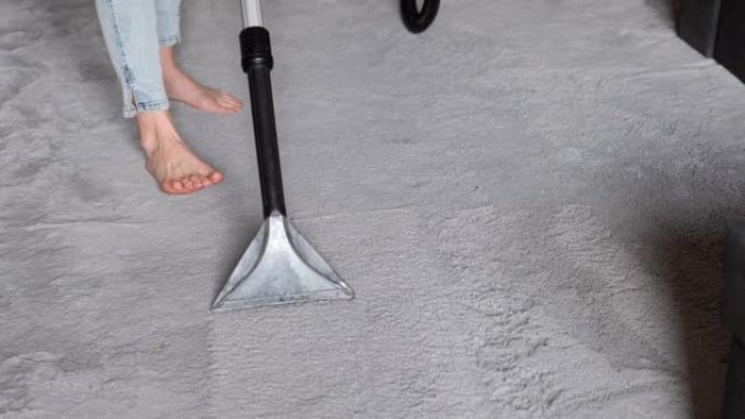 用水真空吸尘器清洁地毯