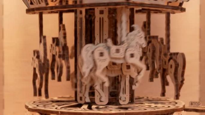 运动中的木制手工玩具转盘。运动中的微型马。复古概念