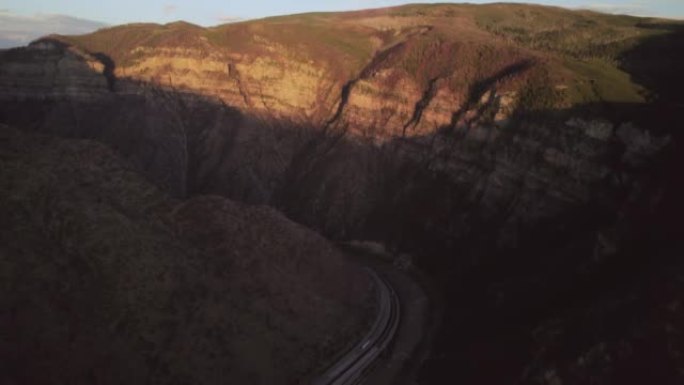 峡谷科罗拉多高速公路的俯视图。山，岩石之间的州际公路。