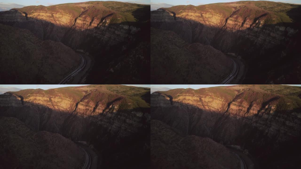 峡谷科罗拉多高速公路的俯视图。山，岩石之间的州际公路。