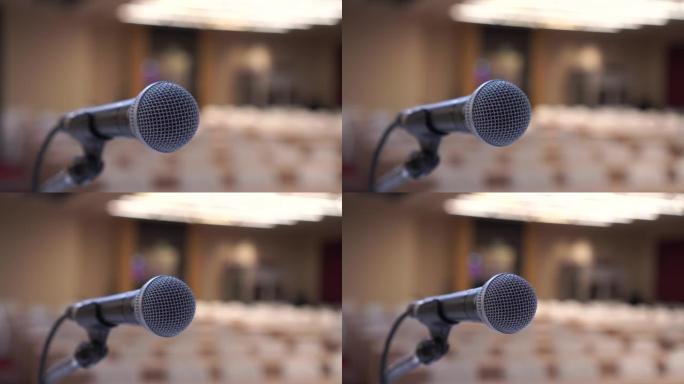 研讨会会议概念: 在研讨会室演讲或演讲的麦克风，向观众大学演讲的麦克风，活动灯会议厅背景。