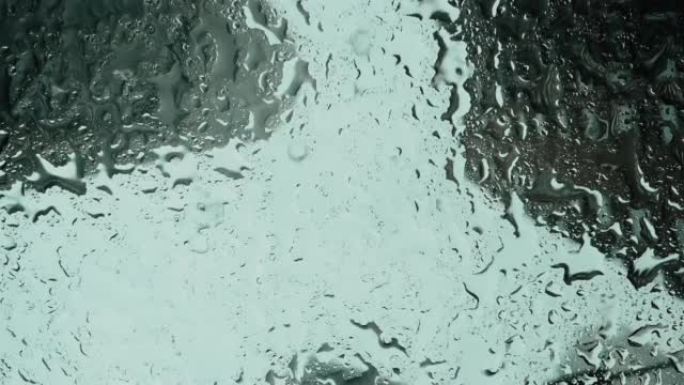 玻璃玻璃上的雨滴