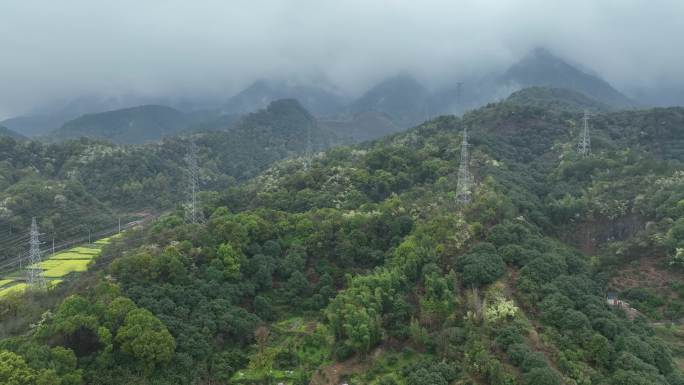 烟雨云雾缥缈的大山