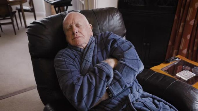 老人，沙发和在客厅睡觉，在家康复后休息或小睡。放松，椅子和退休，来自加拿大的老人和冷男性在休息室理疗