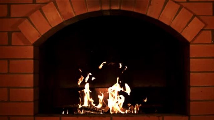 柴火在炉中燃烧着明亮的火焰。拍摄的是1000 fps的慢动作。