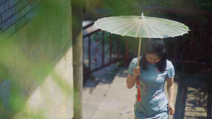 唯美旗袍美女撑着油纸伞走在鼓楼小巷中国风