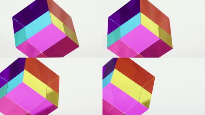 从不同角度看，具有不同颜色侧面的玻璃立方体会产生形状图案