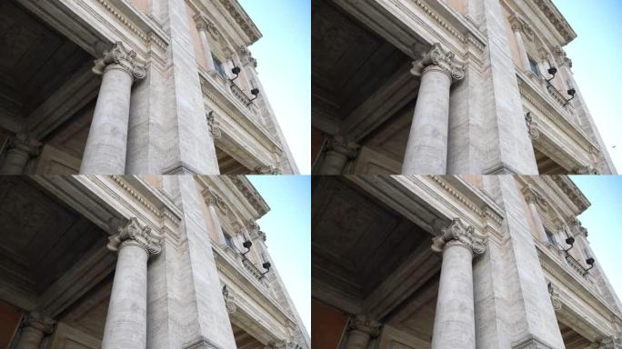 著名的Capitoline山上建筑立面的低角度视图，雄伟的大理石柱和装饰建筑外部的石雕，意大利建筑遗