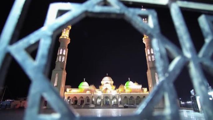 晚上在埃及洪加达 (Hurghada) 拥有五颜六色灯光的白色清真寺