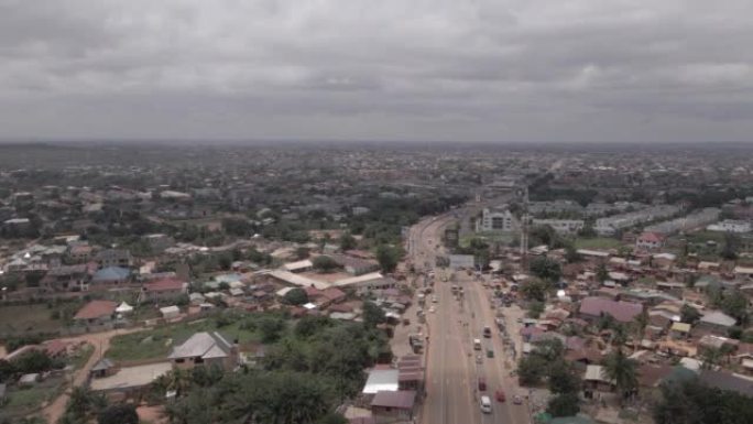 在一个正在建设房屋的发展中非洲城市中，繁忙道路的鸟瞰图。加纳阿布里-阿克拉