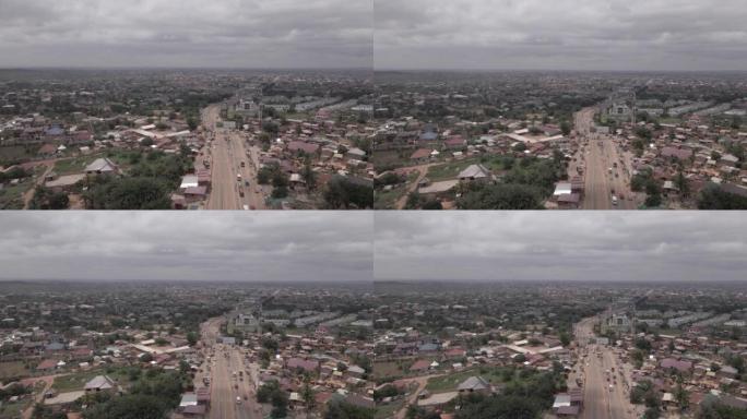 在一个正在建设房屋的发展中非洲城市中，繁忙道路的鸟瞰图。加纳阿布里-阿克拉