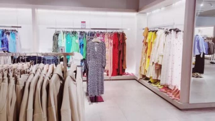 时装，零售和购物，豪华购物中心服装店的服装产品和配件分类