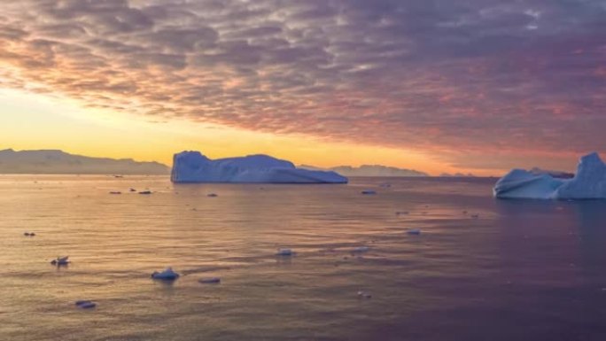 在南极半岛Cierva Cove冰川景观前的南极游轮上梦幻般的日落