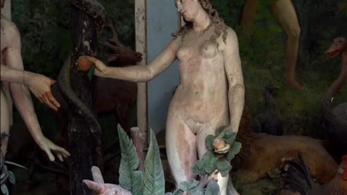 伊甸园亚当和夏娃的兵马俑雕塑在圣经人物场景中，来自联合国教科文组织世界遗产著名的瓦拉洛圣山的小教堂